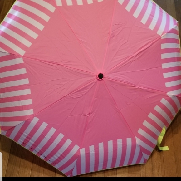 NWT VS LIMITED EDITION UMBRELLA. RETAIL $68 - Picture 4 of 9